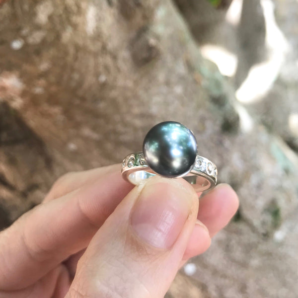 Tahitian Pearl Ring with 6 white topaz in Silver